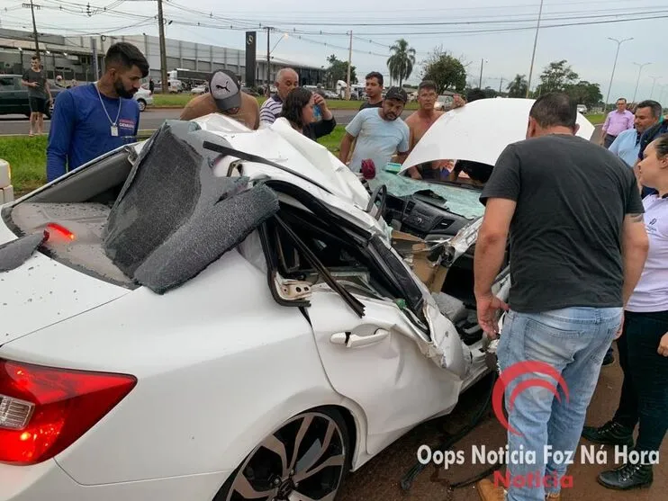 Motorista perde controle do carro e cai sobre outro na BR-277, uma pessoa  morreu