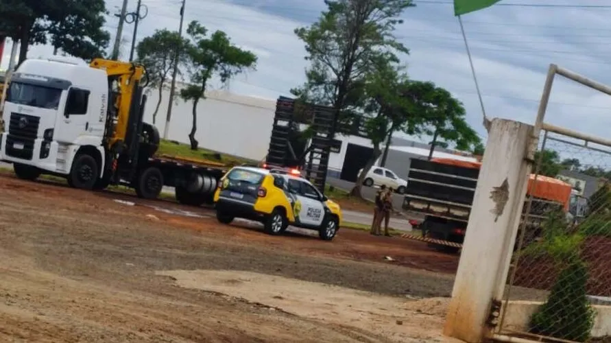 O caminhão foi abordado no trevo da Concrevali em Jardim Alegre
