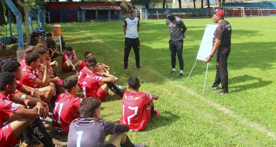 Toninho dando instruções aos atletas do sub-16