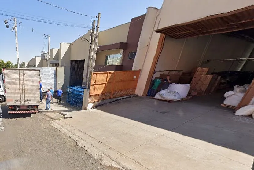 A empresa fica na Rua Arnaldo Ramos Leomil.