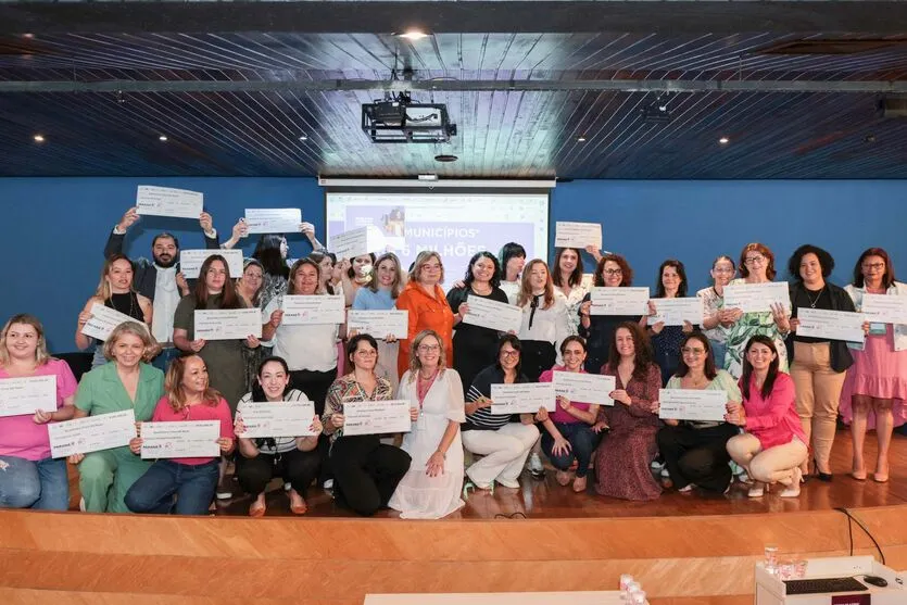 A entrega simbólica dos cheques aconteceu nesta sexta-feira (8) durante a I Jornada Técnica de Políticas Públicas para Mulheres, que acontece na PUCPR, em Curitiba