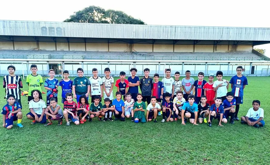 Alunos de escolinhas de futebol participarão do festival no campo do Sesi