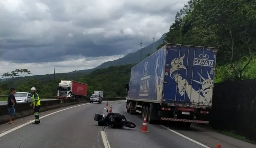 Caminhão e moto se chocaram na altura do km 679 na BR-376