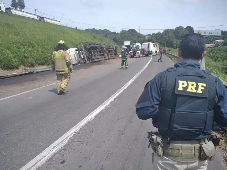 Caminhão-tanque tombou e derramou óleo diesel na pista