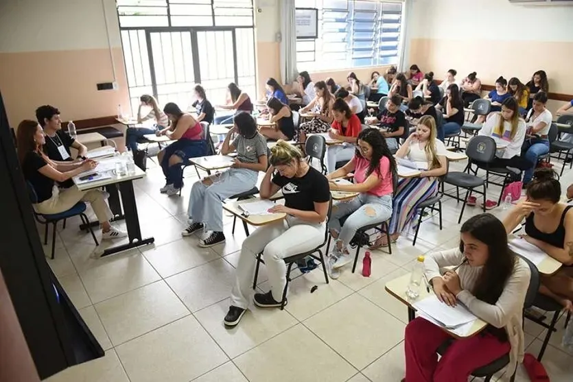 Candidatos realizando um vestibular