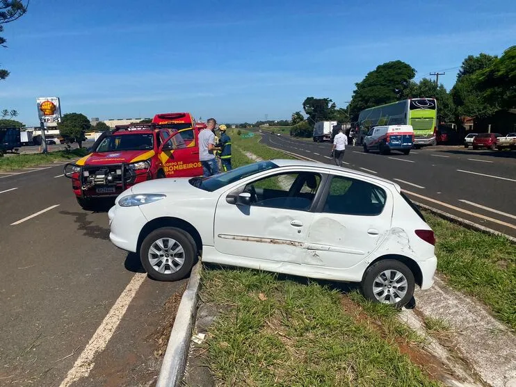 Carro é atingido por ônibus e casal de idosos fica ferido em Apucarana.