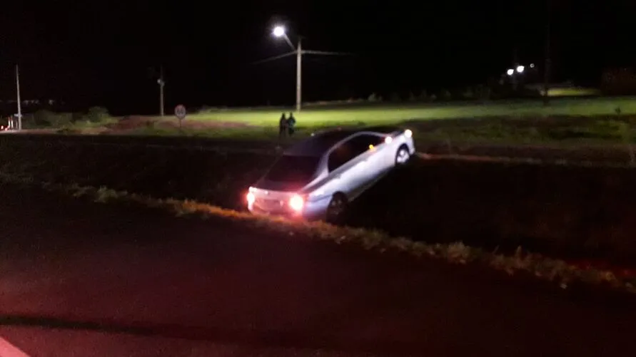 Carro foi atingido por caminhão no Parque Industrial Oeste