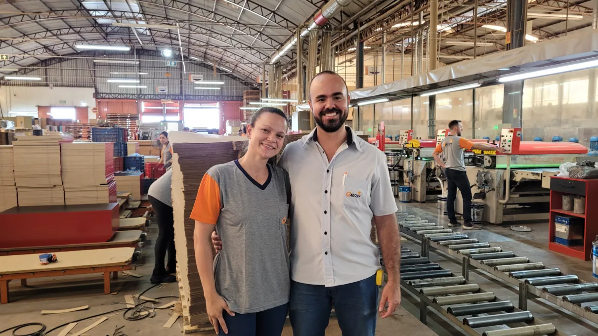Casal Thiago e Carla trabalha juntou há 7 anos em empresa de móveis em Arapongas