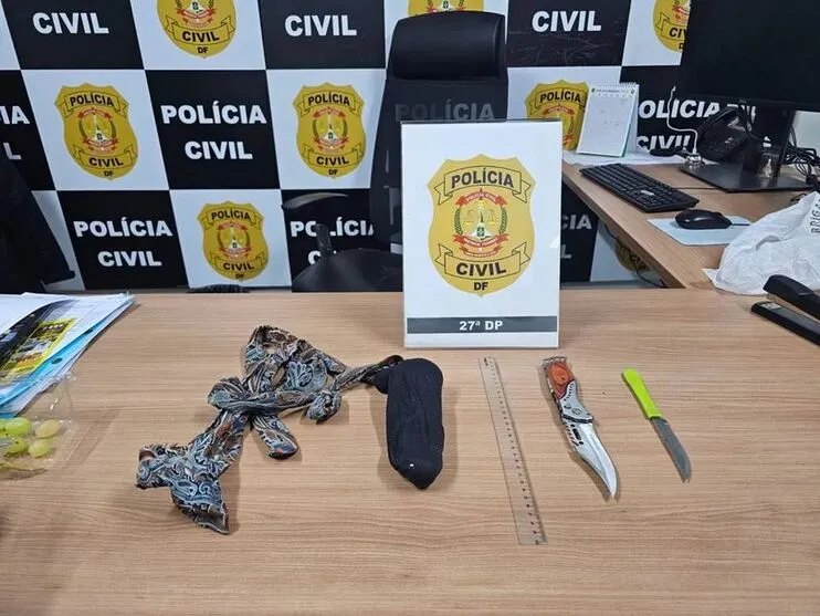 Com o suspeito foram encontrados um pênis de borracha, uma faca de mesa e um canivete.