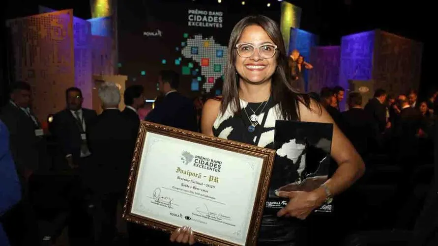 Cristiane Pantaleão, recebeu o troféu e o quadro com o Certificado de Vencedora Nacional 2023