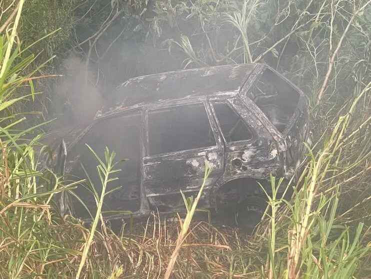 Fiat Uno foi abandonado em meio a uma área de mata,