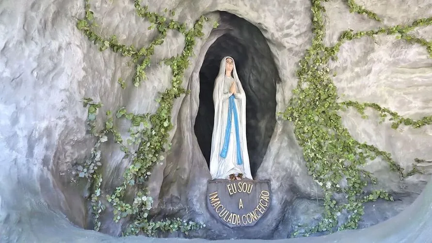 Gruta de Nossa Senhora de Lourdes é uma representação da Gruta de Massabielle