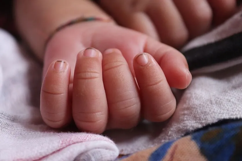 Madrasta é presa após inserir frasco no ânus de bebê de um ano.