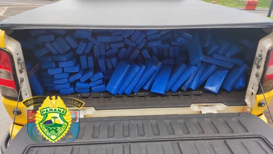 Mais de 180 tabletes de maconha encontrados no porta-malas do carro