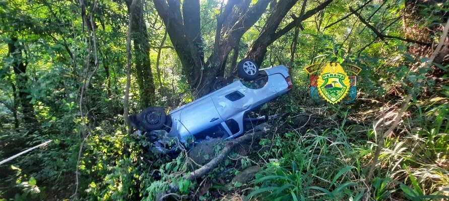 Montana capotou e caiu em barranco na PR-170