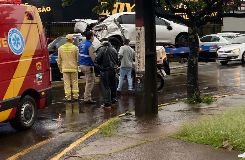 Moto atingiu a traseira do carro