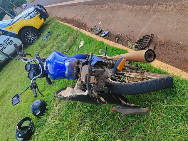 Motociclista bate em caminhonete na PR-444 e é encaminhado à UPA