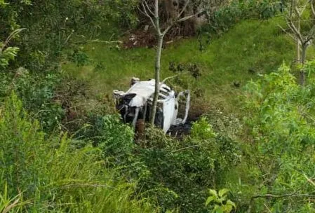 Motorista ‘nasce de novo’ ao capotar em ribanceira e carro pegar fogo.