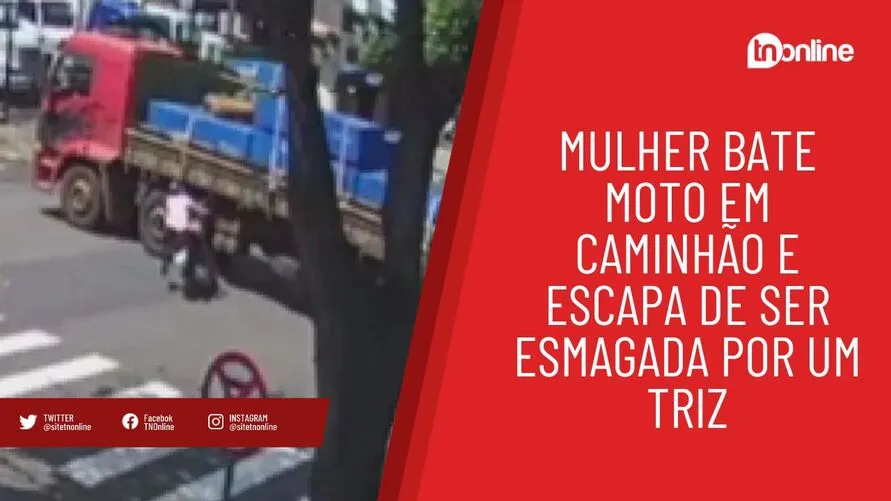 Mulher bate moto em caminhão e escapa de ser esmagada por um triz