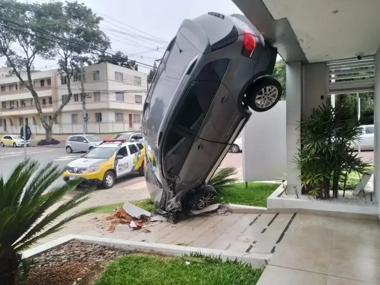 O acidente foi flagrado por uma câmera de segurança