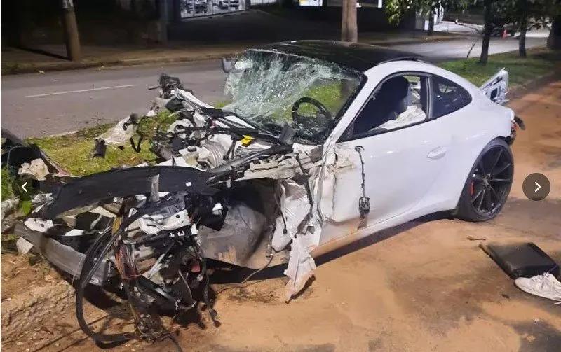 O automóvel ficou completamente destruído