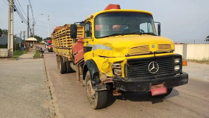 O caminhão transportava tijolos