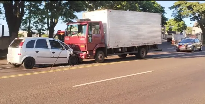 O motorista do Meriva sofreu ferimentos considerados moderados pelos socorristas.