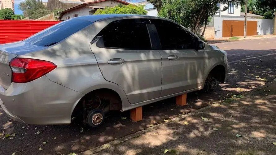 O que chama a atenção é que para realizar a ação, os criminosos apoiaram o carro em blocos.