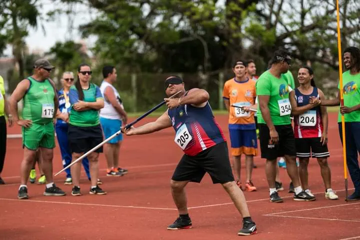 Os três atletas competirão em três provas cada