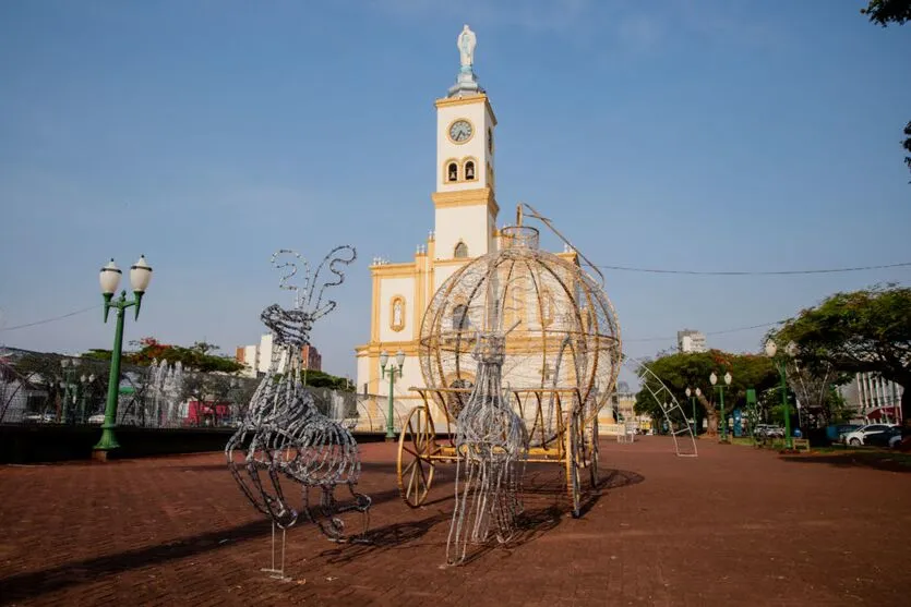 Praça Rui Barbosa já recebeu decoração natalina