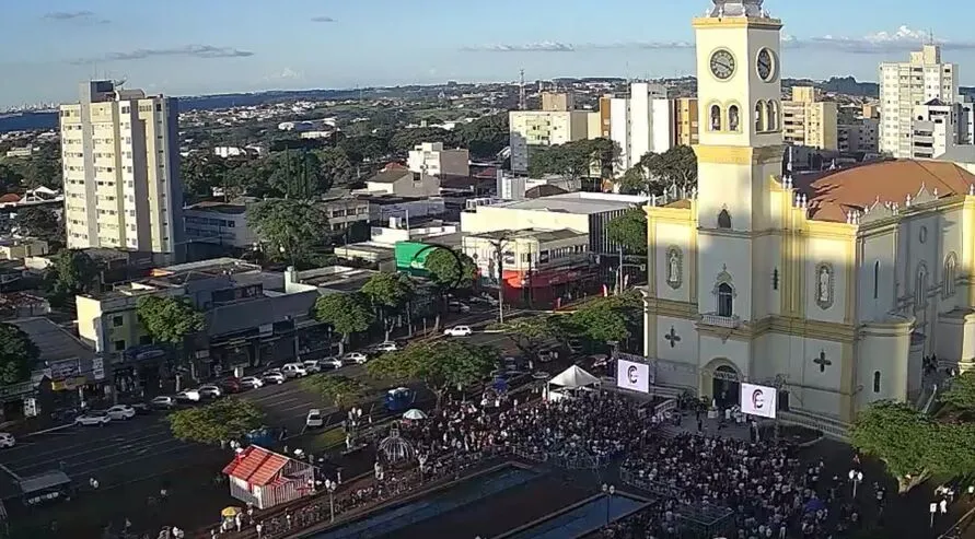 Praça da Catedral tem grande público minutos antes da celebração