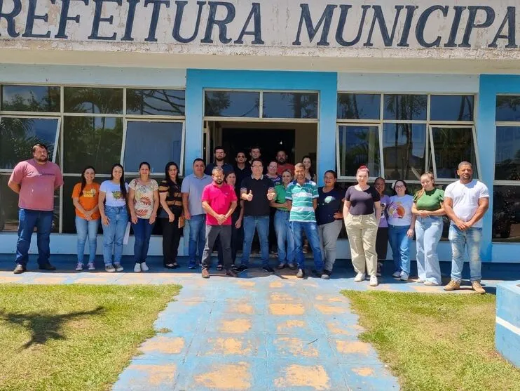 Servidores com o prefeito Aquiles Takeda