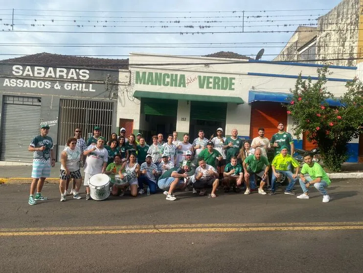 Torcida organizada do Palmeiras em frente à sede do time na cidade
