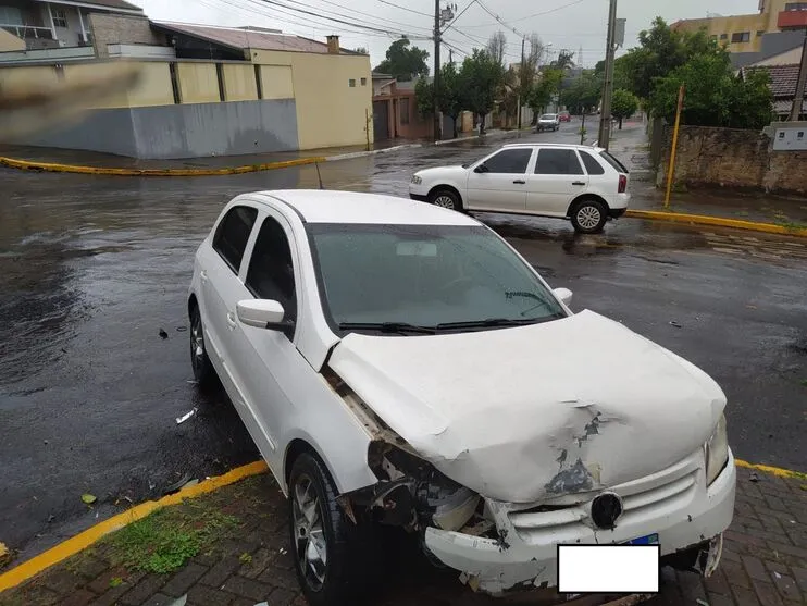 VW gol seguia pela preferencial quando o Peugeot cruzou e o atingiu