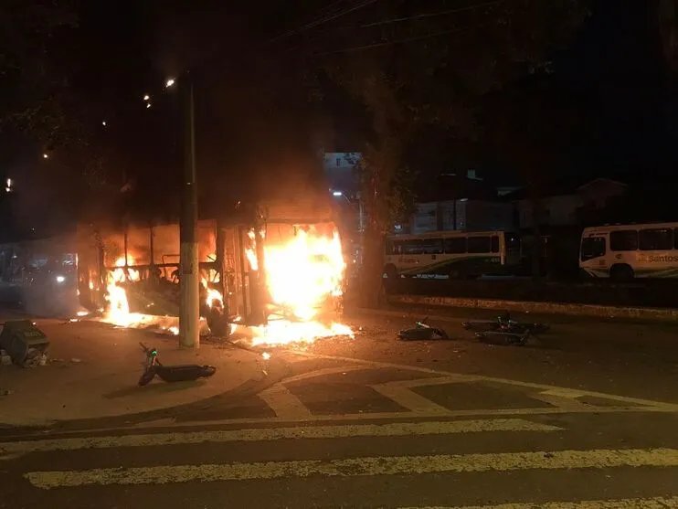 Vários veículos foram incendiados pela torcida