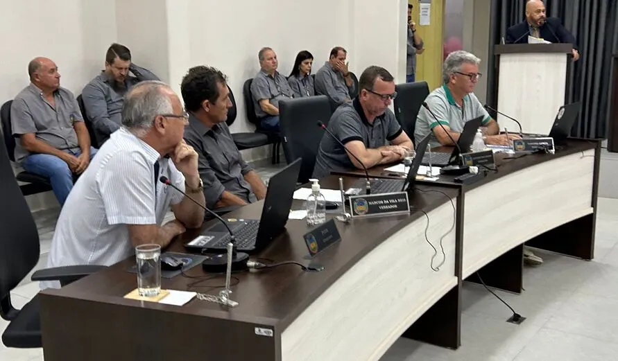 Vereadores durante sessão ordinária na Câmara