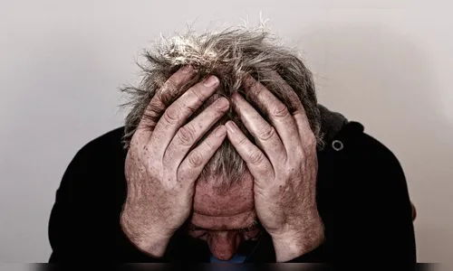 Homem tem recaída na droga e quebra tudo após esposa terminar com ele