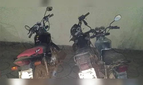 Moto que foi furtada há 16 anos é encontrada pela PM durante blitz