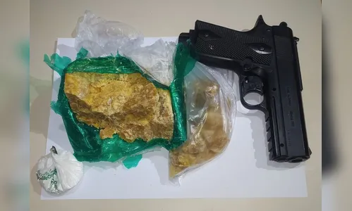 PM prende jovem, apreende simulacro de pistola e drogas em Apucarana