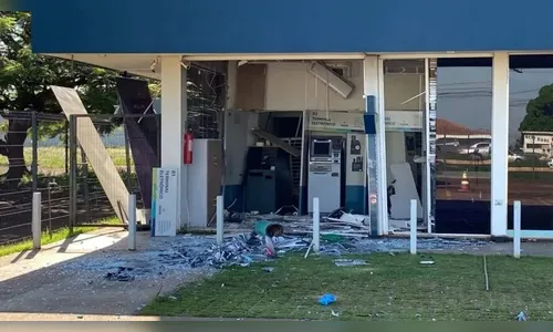 Ladrões usam dinamite, explodem caixas eletrônicos e furtam R$ 20 mil