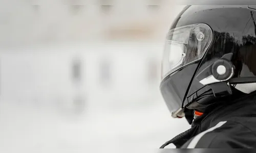 Motociclista sofre ferimentos após colidir com carro na Avenida Irati