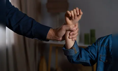 Mulher fica ferida após ser agredida com socos e chutes pelo marido