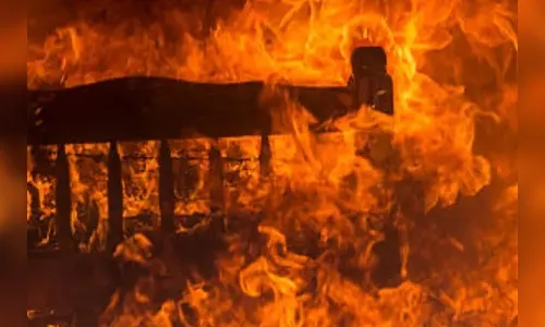 Mãe arremessa bebê pela janela durante incêndio causado pelo ex