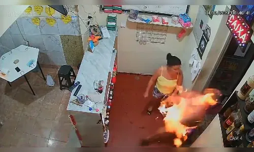 Mulher joga álcool e ateia fogo em homem dentro de bar; veja flagrante
