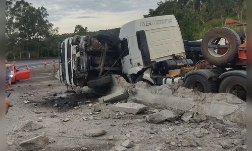 Caminhões se envolvem em acidente na Serra do Cadeado