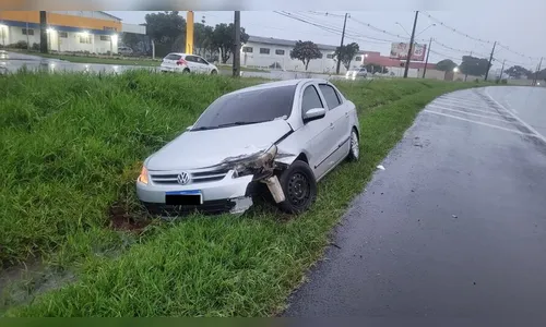 Durante chuva, carro roda e para na canaleta da BR-369 em Apucarana