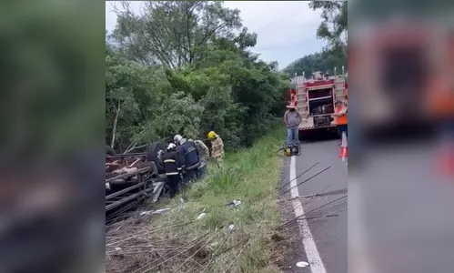 Tombamento de caminhão deixa vítima fatal na PR-487 em Manoel Ribas