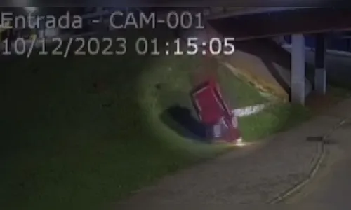 Motorista perde controle e cai de viaduto no Paraná; veja flagrante