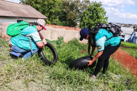 Agentes durante fiscalização nos bairros do município