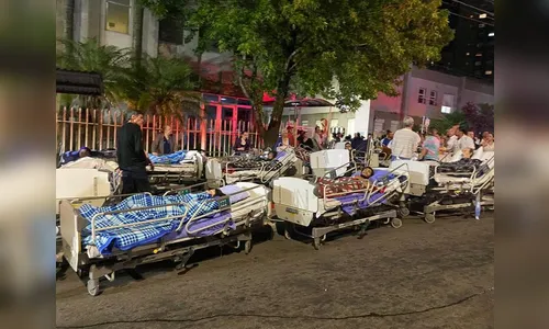 Pacientes aguardam em macas na calçada após incêndio atingir hospital